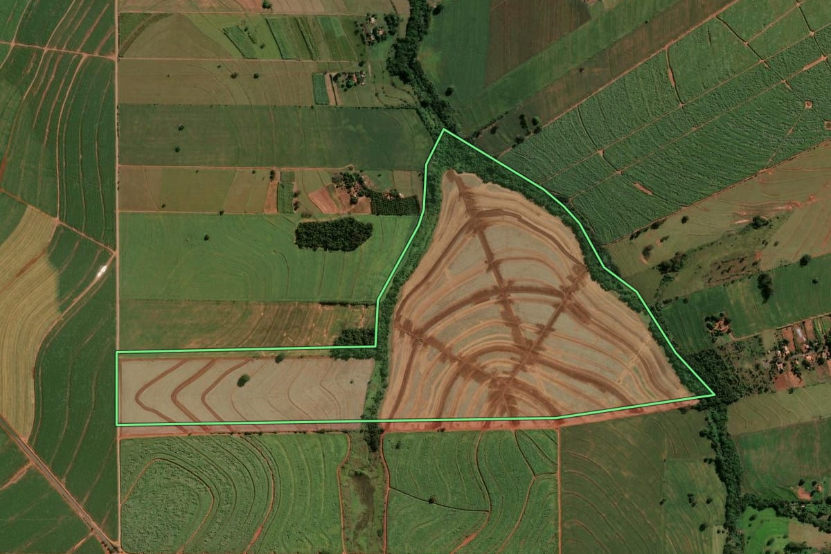 Imagem de satélite do imóvel rural em Centenário do Sul (PR), com o contorno declarado no CAR desenhado por cima.