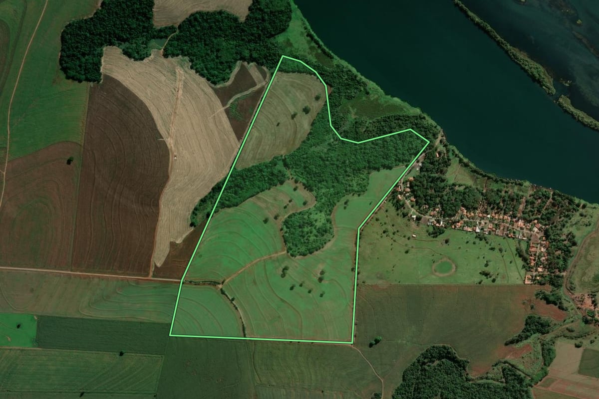 Imagem de satélite do imóvel rural em Centenário do Sul (PR), com o contorno declarado no CAR desenhado por cima.