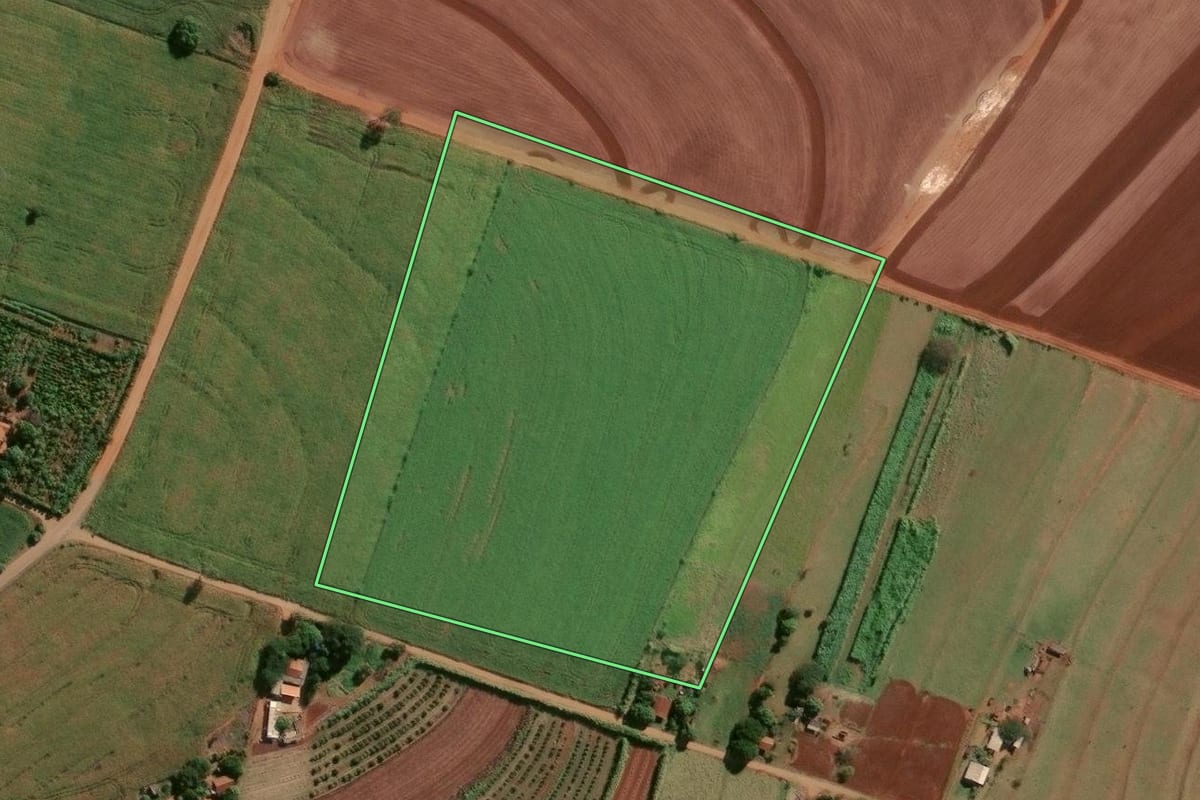 Imagem de satélite do imóvel rural em Centenário do Sul (PR), com o contorno declarado no CAR desenhado por cima.