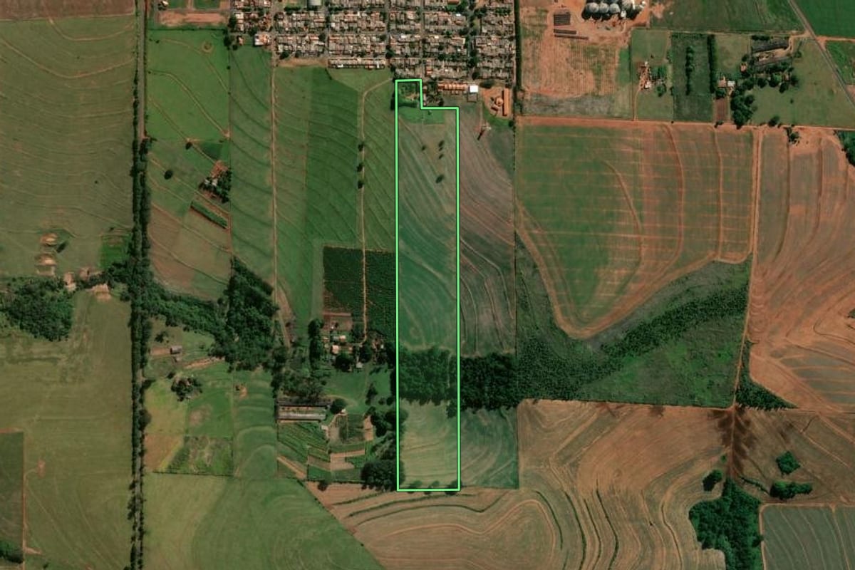 Imagem de satélite do imóvel rural em Centenário do Sul (PR), com o contorno declarado no CAR desenhado por cima.