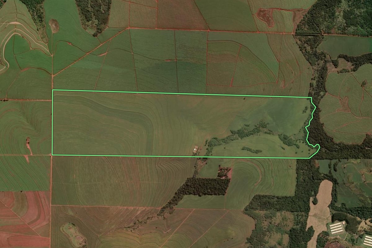 Imagem de satélite do imóvel rural em Centenário do Sul (PR), com o contorno declarado no CAR desenhado por cima.