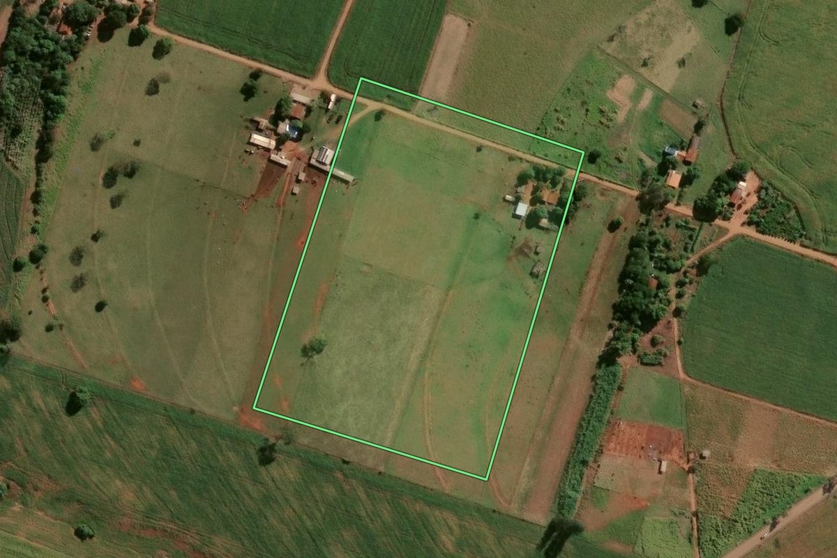 Imagem de satélite do imóvel rural em Centenário do Sul (PR), com o contorno declarado no CAR desenhado por cima.