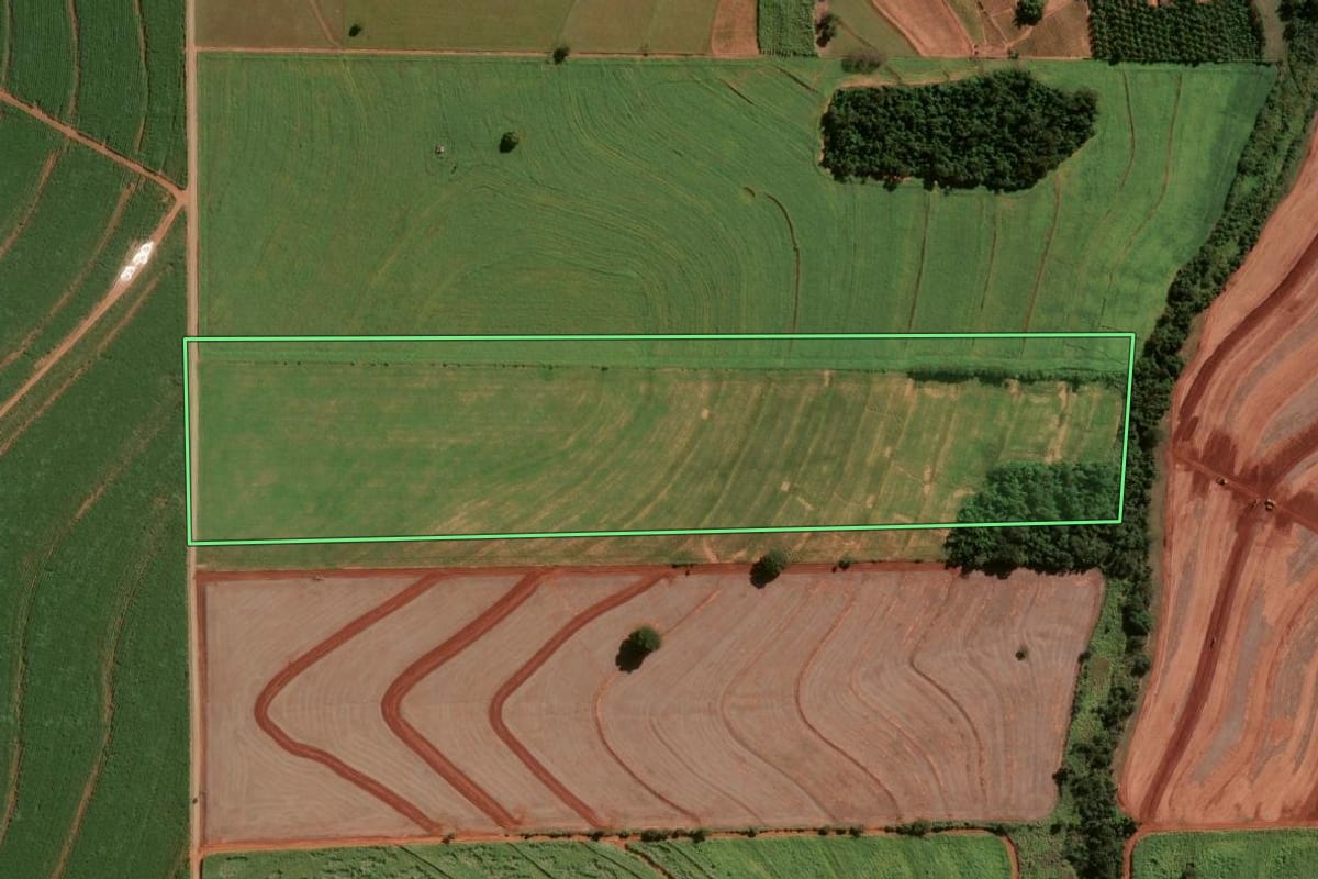 Imagem de satélite do imóvel rural em Centenário do Sul (PR), com o contorno declarado no CAR desenhado por cima.