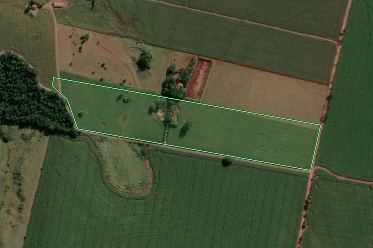 Imagem de satélite do imóvel rural em Centenário do Sul (PR), com o contorno declarado no CAR desenhado por cima.