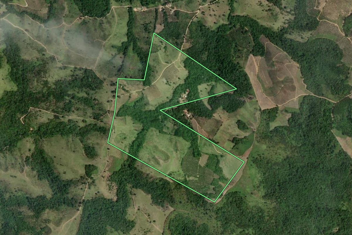 Imagem de satélite do imóvel rural em Cerro Azul (PR), com o contorno declarado no CAR desenhado por cima.