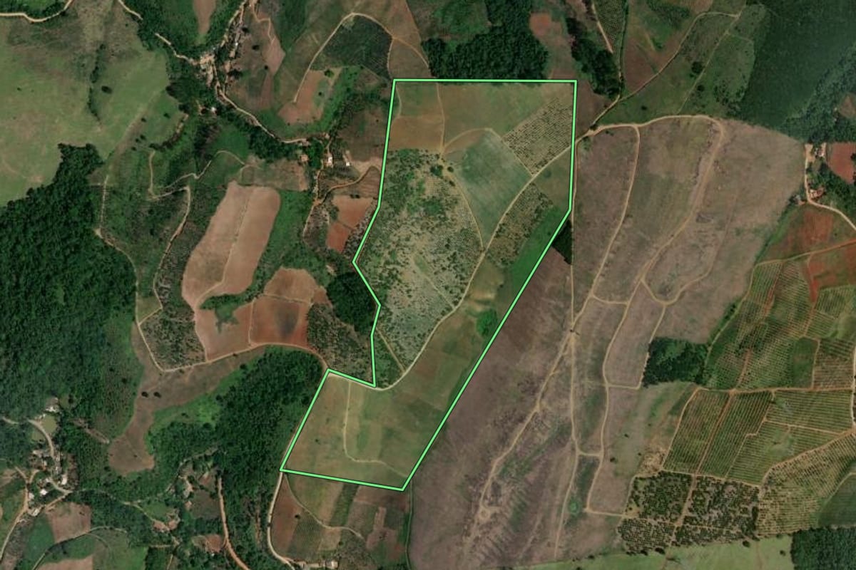 Imagem de satélite do imóvel rural em Cerro Azul (PR), com o contorno declarado no CAR desenhado por cima.