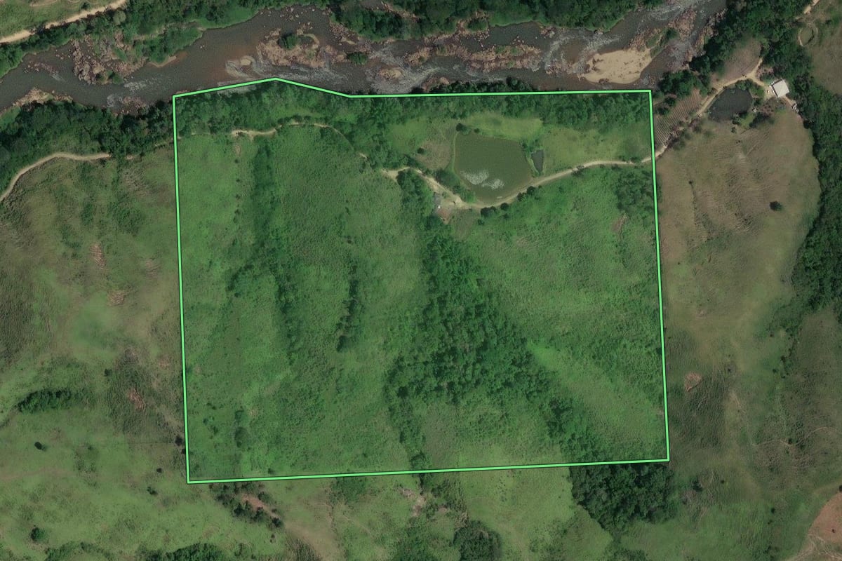 Imagem de satélite do imóvel rural em Cerro Azul (PR), com o contorno declarado no CAR desenhado por cima.