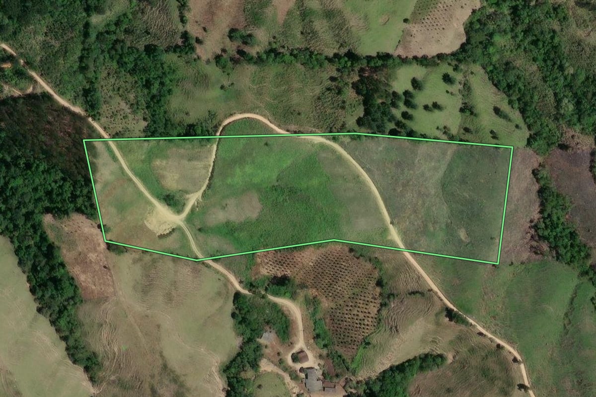 Imagem de satélite do imóvel rural em Cerro Azul (PR), com o contorno declarado no CAR desenhado por cima.