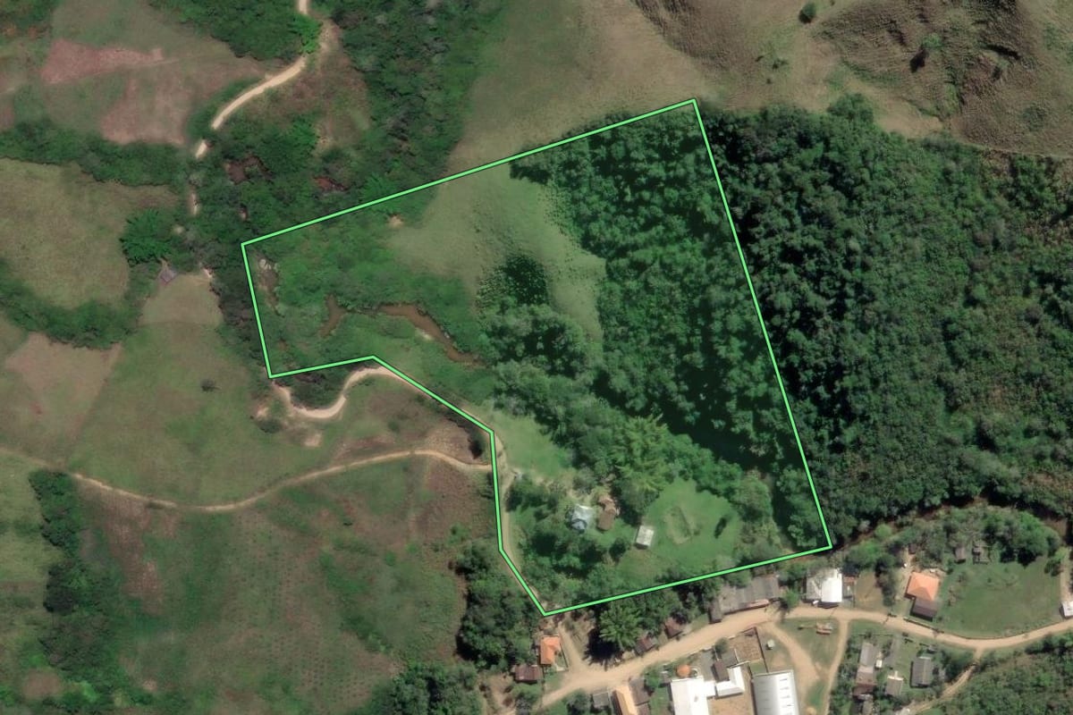 Imagem de satélite do imóvel rural em Cerro Azul (PR), com o contorno declarado no CAR desenhado por cima.
