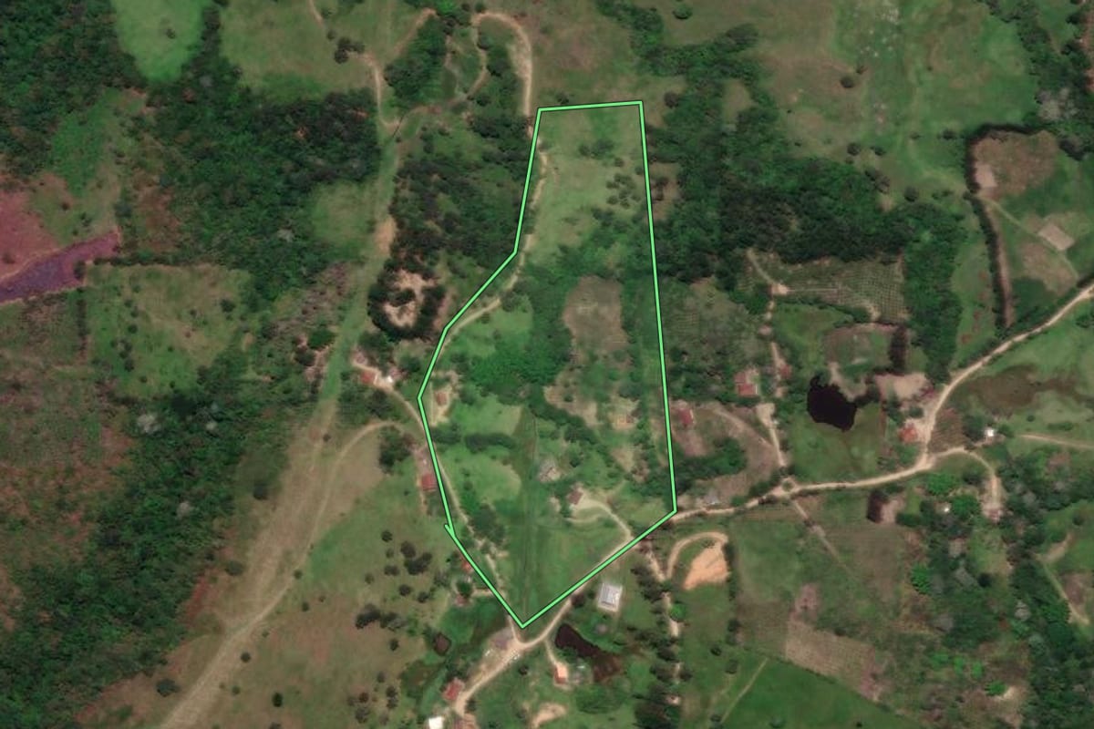 Imagem de satélite do imóvel rural em Cerro Azul (PR), com o contorno declarado no CAR desenhado por cima.