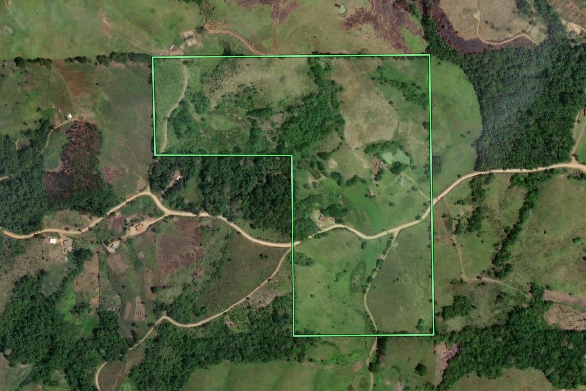 Imagem de satélite do imóvel rural em Cerro Azul (PR), com o contorno declarado no CAR desenhado por cima.