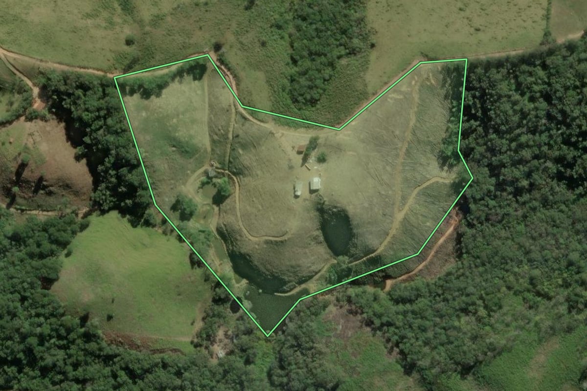 Imagem de satélite do imóvel rural em Cerro Azul (PR), com o contorno declarado no CAR desenhado por cima.