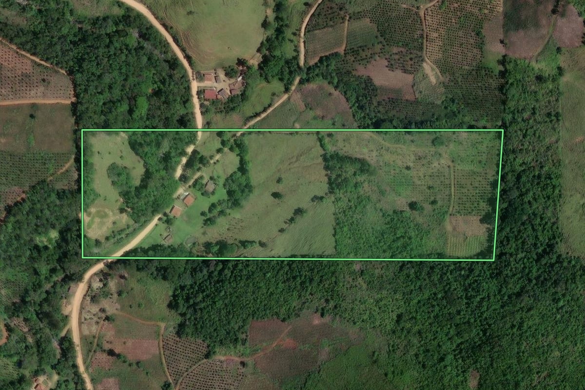 Imagem de satélite do imóvel rural em Cerro Azul (PR), com o contorno declarado no CAR desenhado por cima.