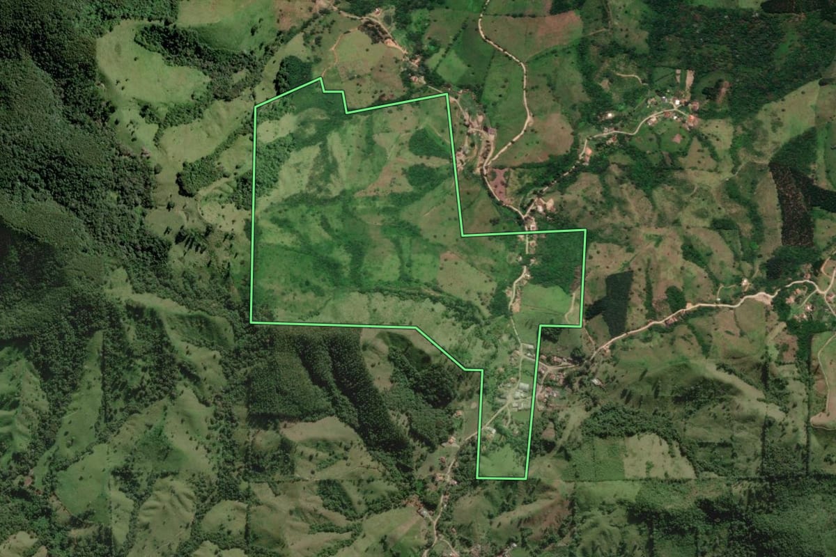 Imagem de satélite do imóvel rural em Cerro Azul (PR), com o contorno declarado no CAR desenhado por cima.