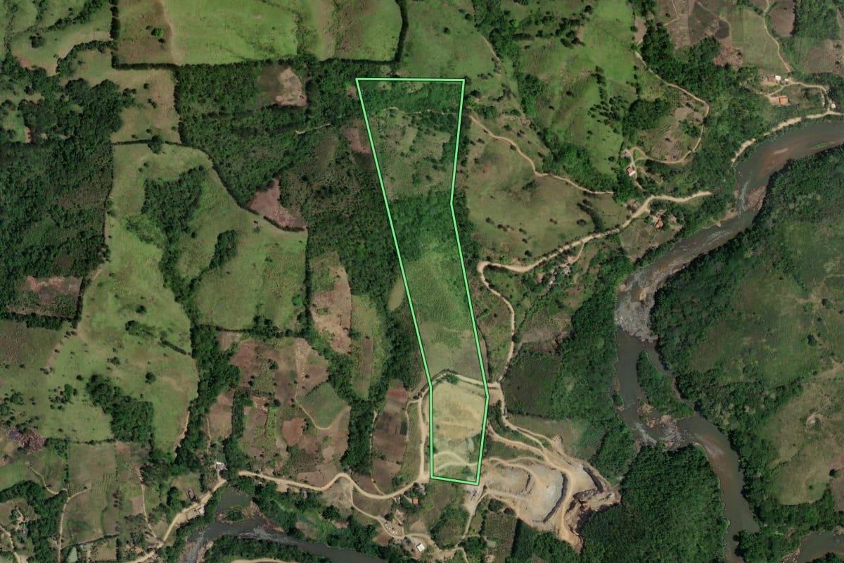 Imagem de satélite do imóvel rural em Cerro Azul (PR), com o contorno declarado no CAR desenhado por cima.