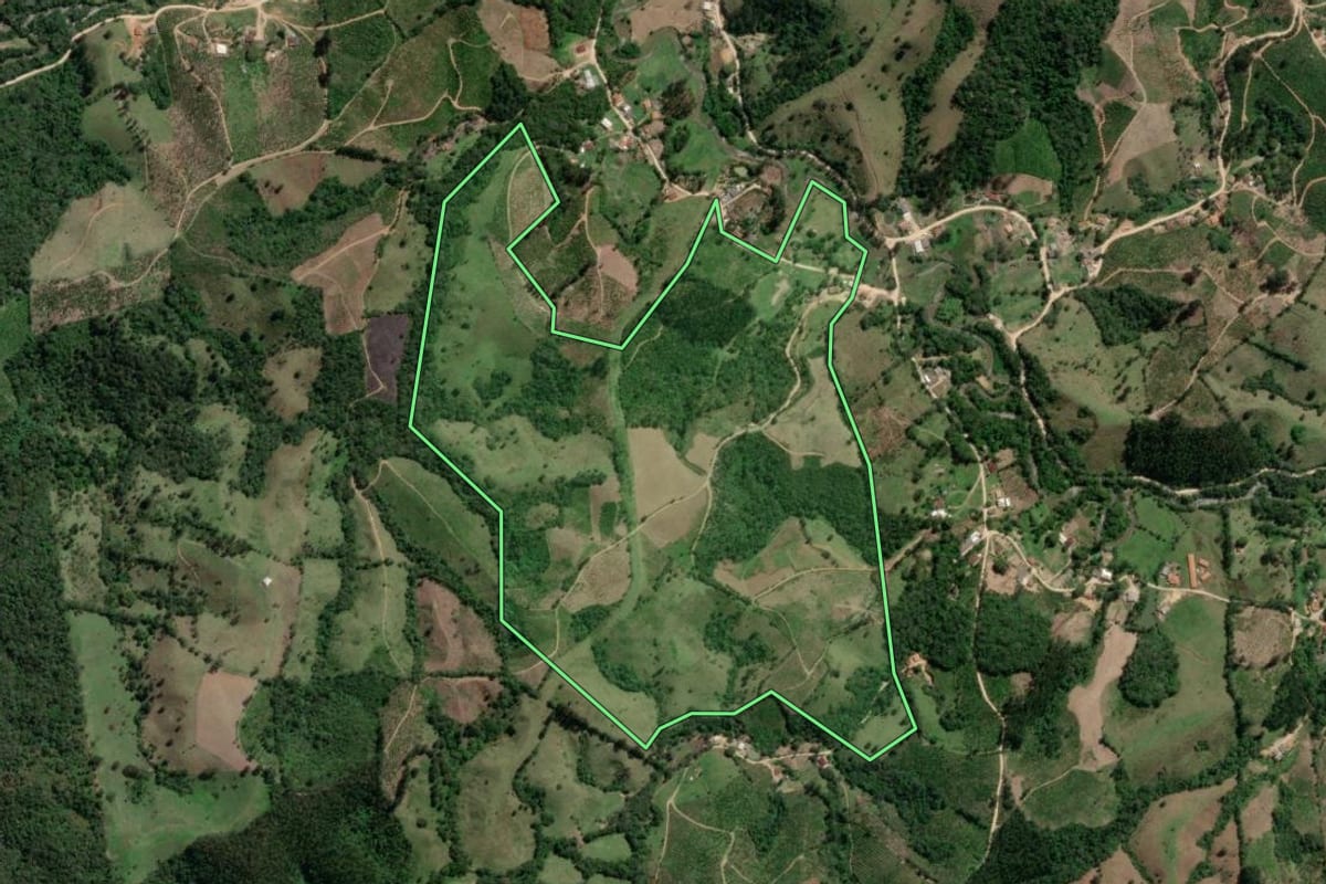 Imagem de satélite do imóvel rural em Cerro Azul (PR), com o contorno declarado no CAR desenhado por cima.
