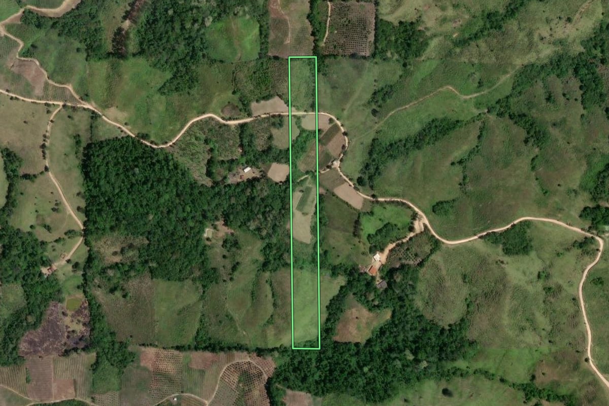 Imagem de satélite do imóvel rural em Cerro Azul (PR), com o contorno declarado no CAR desenhado por cima.