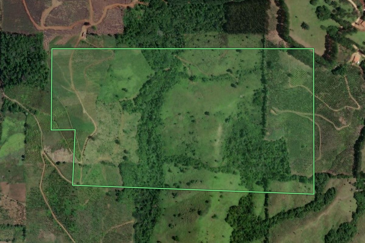 Imagem de satélite do imóvel rural em Cerro Azul (PR), com o contorno declarado no CAR desenhado por cima.