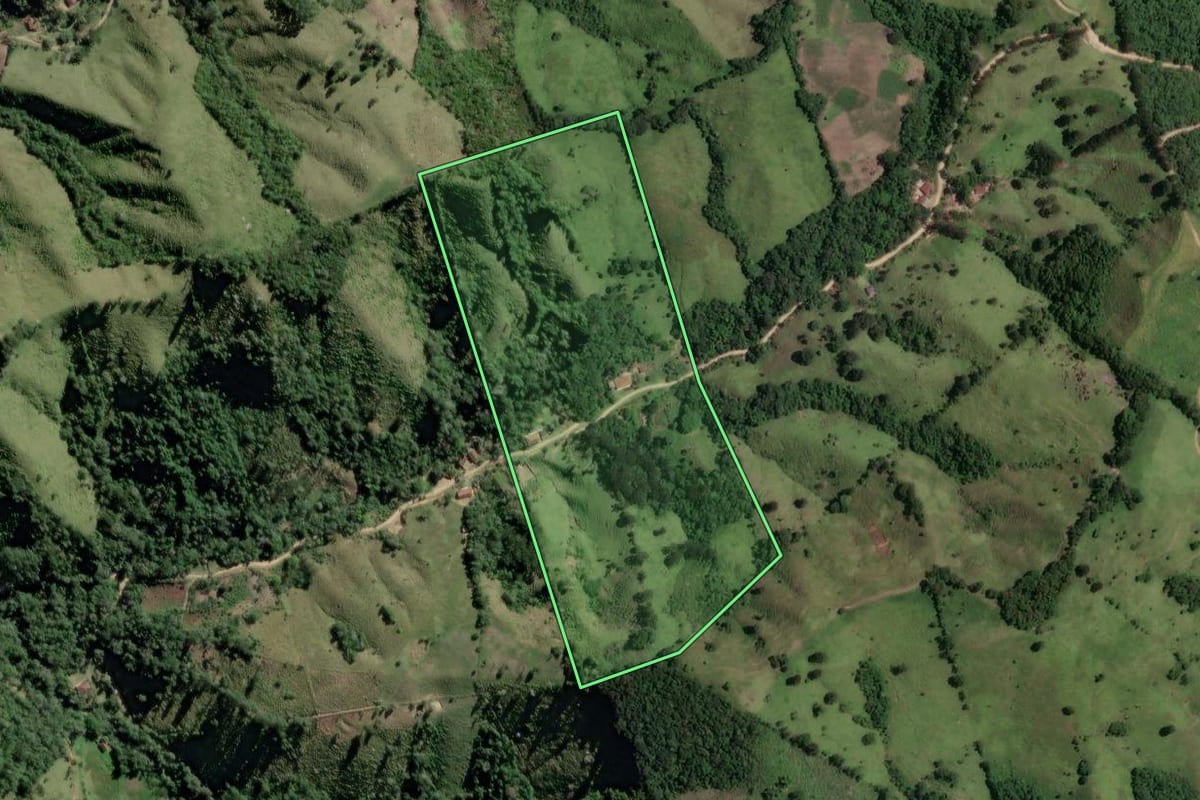 Imagem de satélite do imóvel rural em Cerro Azul (PR), com o contorno declarado no CAR desenhado por cima.