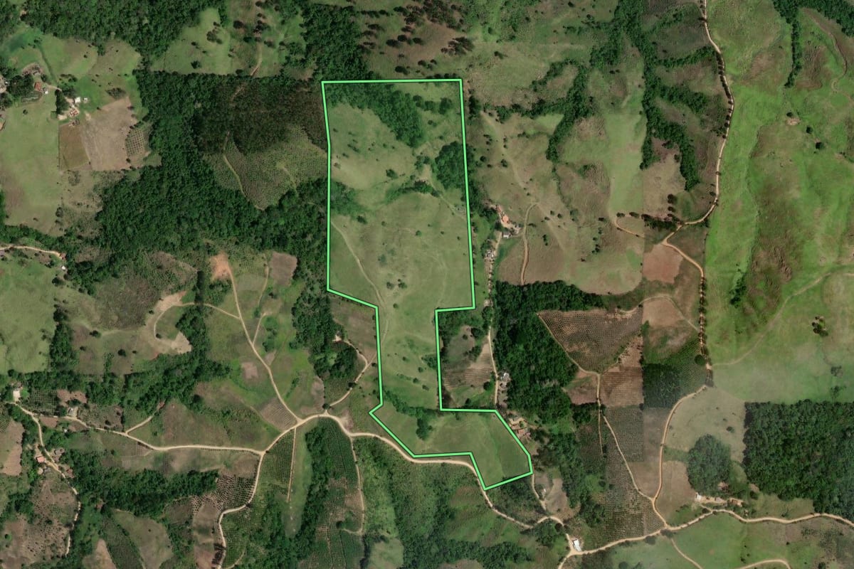 Imagem de satélite do imóvel rural em Cerro Azul (PR), com o contorno declarado no CAR desenhado por cima.