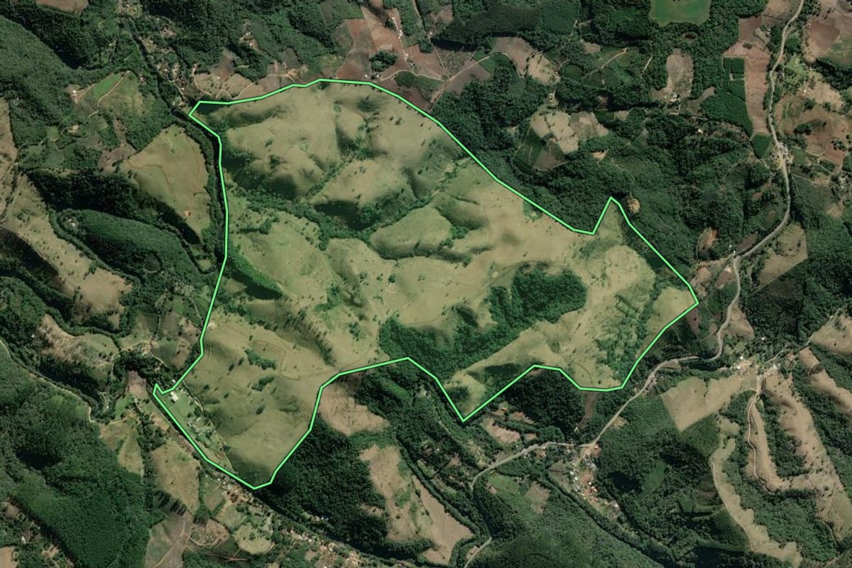 Imagem de satélite do imóvel rural em Cerro Azul (PR), com o contorno declarado no CAR desenhado por cima.