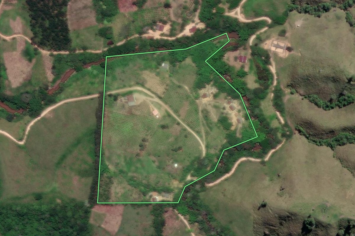 Imagem de satélite do imóvel rural em Cerro Azul (PR), com o contorno declarado no CAR desenhado por cima.