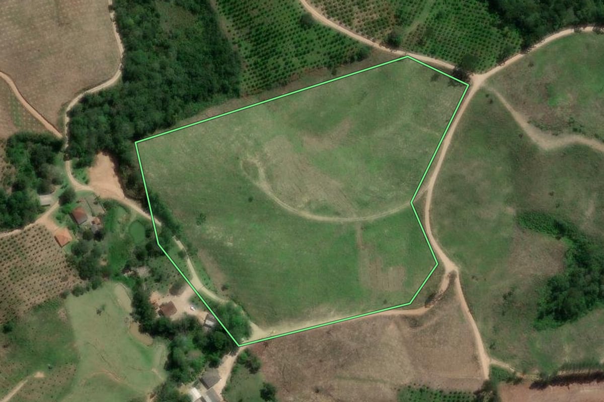 Imagem de satélite do imóvel rural em Cerro Azul (PR), com o contorno declarado no CAR desenhado por cima.