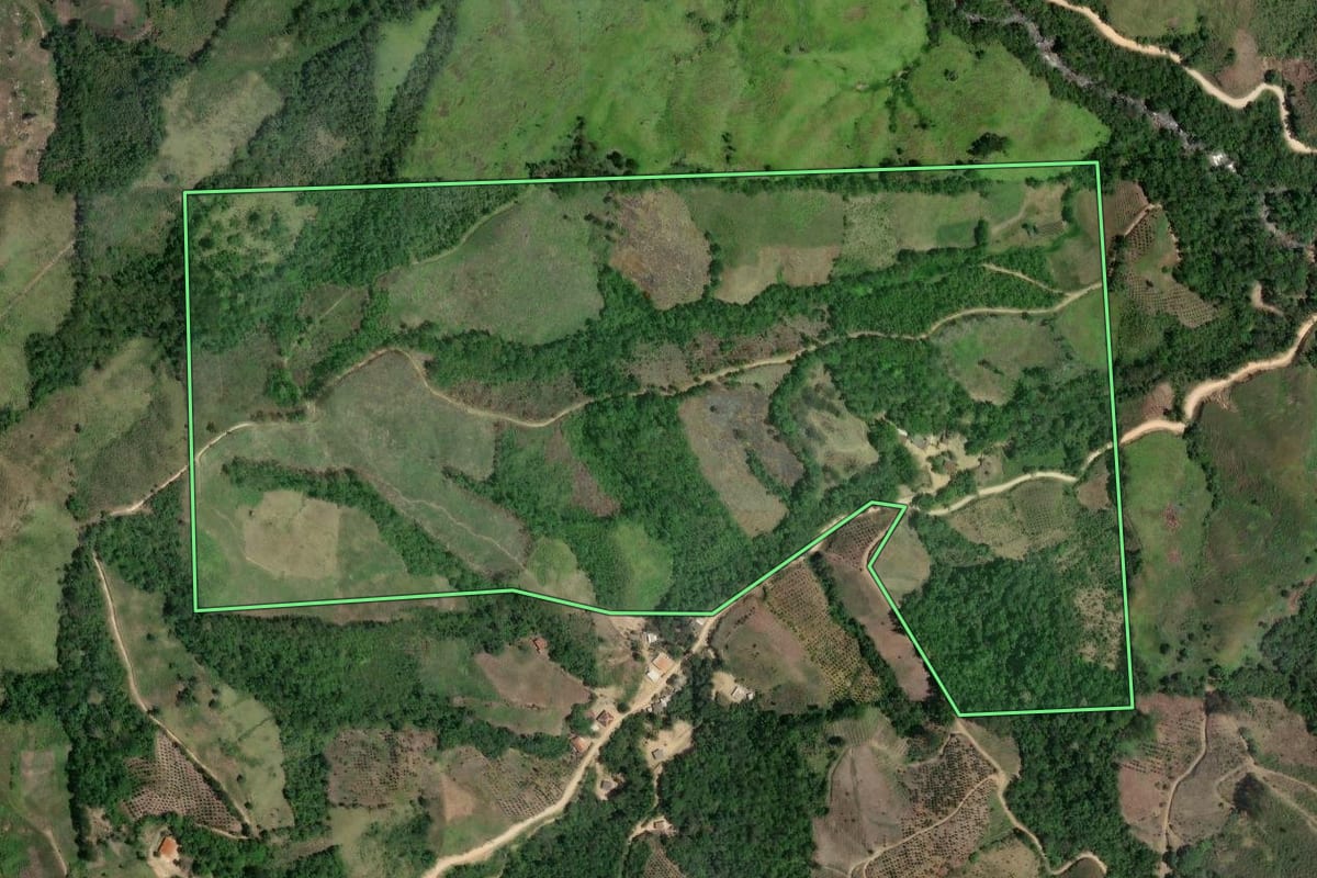 Imagem de satélite do imóvel rural em Cerro Azul (PR), com o contorno declarado no CAR desenhado por cima.