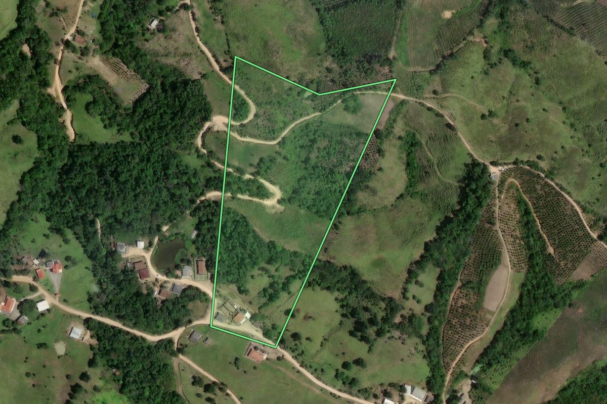 Imagem de satélite do imóvel rural em Cerro Azul (PR), com o contorno declarado no CAR desenhado por cima.