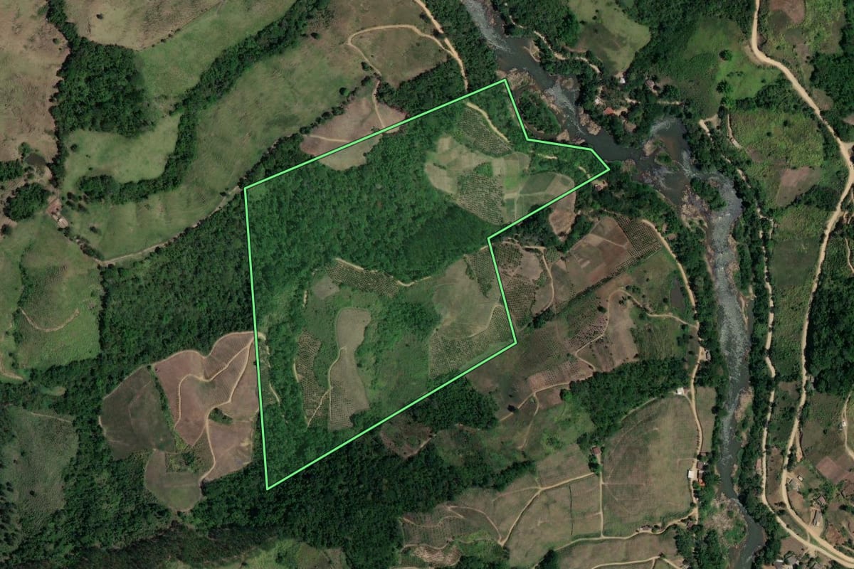 Imagem de satélite do imóvel rural em Cerro Azul (PR), com o contorno declarado no CAR desenhado por cima.