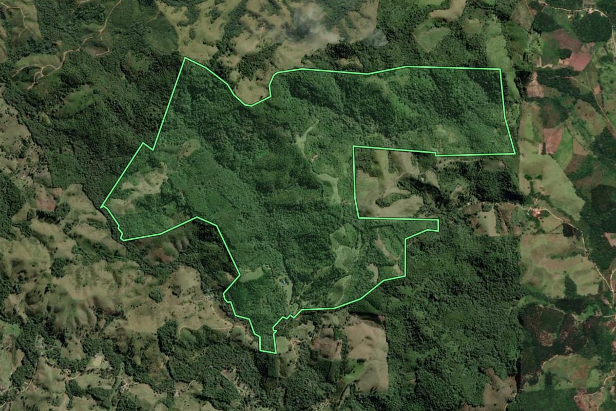 Imagem de satélite do imóvel rural em Cerro Azul (PR), com o contorno declarado no CAR desenhado por cima.