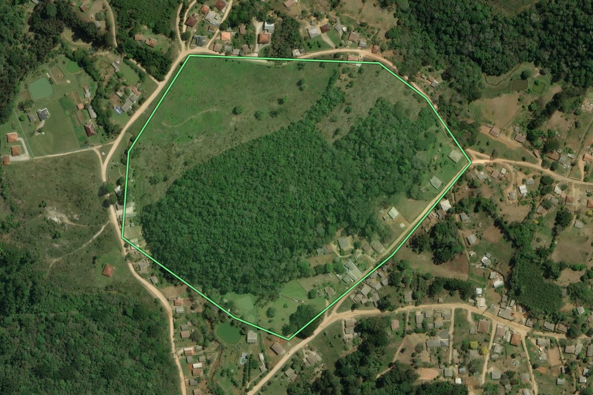 Imagem de satélite do imóvel rural em Cerro Azul (PR), com o contorno declarado no CAR desenhado por cima.