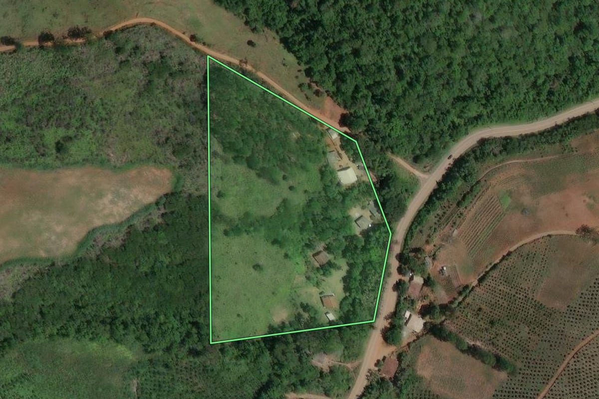 Imagem de satélite do imóvel rural em Cerro Azul (PR), com o contorno declarado no CAR desenhado por cima.