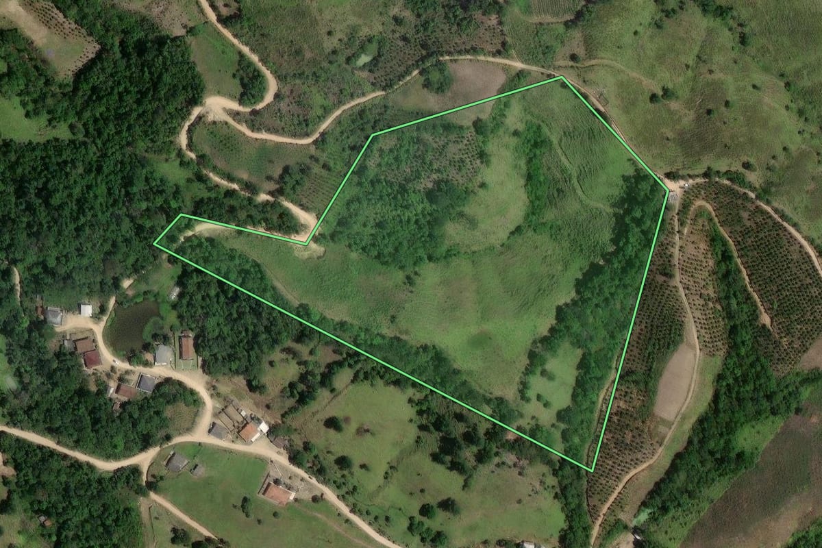 Imagem de satélite do imóvel rural em Cerro Azul (PR), com o contorno declarado no CAR desenhado por cima.