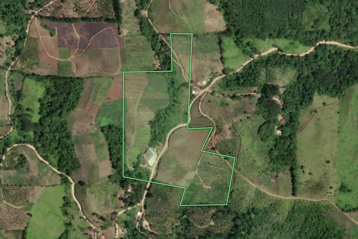 Imagem de satélite do imóvel rural em Cerro Azul (PR), com o contorno declarado no CAR desenhado por cima.