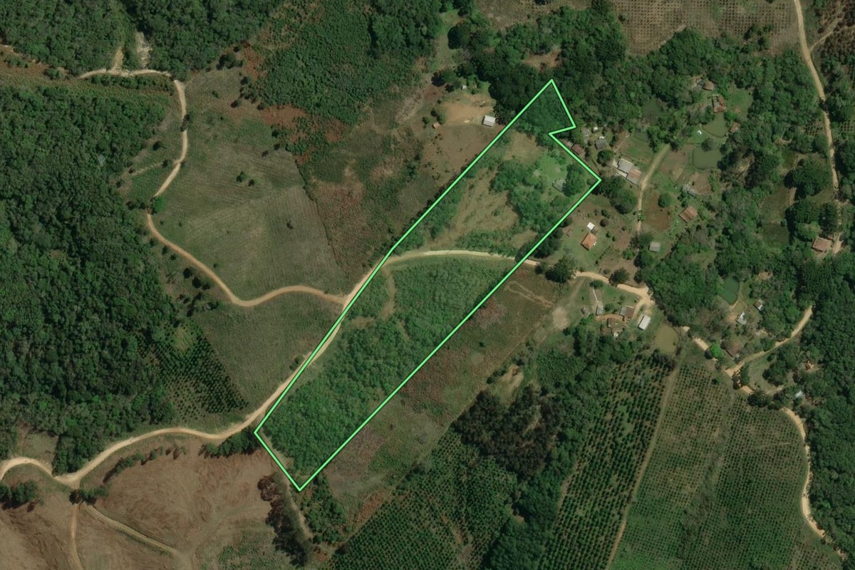 Imagem de satélite do imóvel rural em Cerro Azul (PR), com o contorno declarado no CAR desenhado por cima.