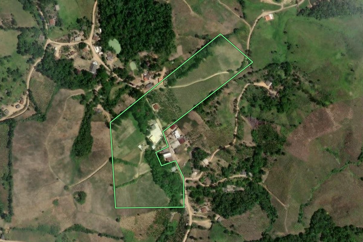 Imagem de satélite do imóvel rural em Cerro Azul (PR), com o contorno declarado no CAR desenhado por cima.