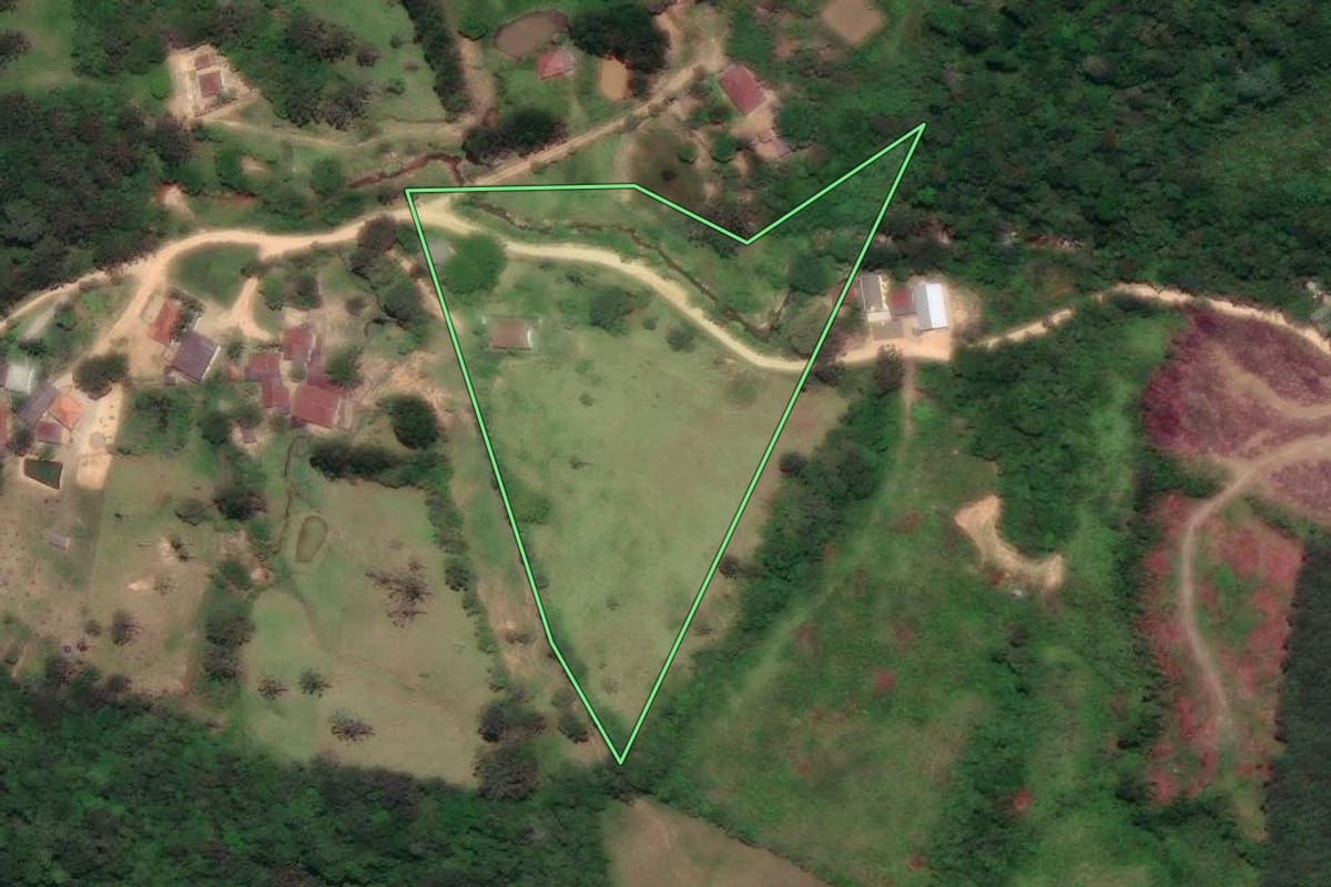 Imagem de satélite do imóvel rural em Cerro Azul (PR), com o contorno declarado no CAR desenhado por cima.