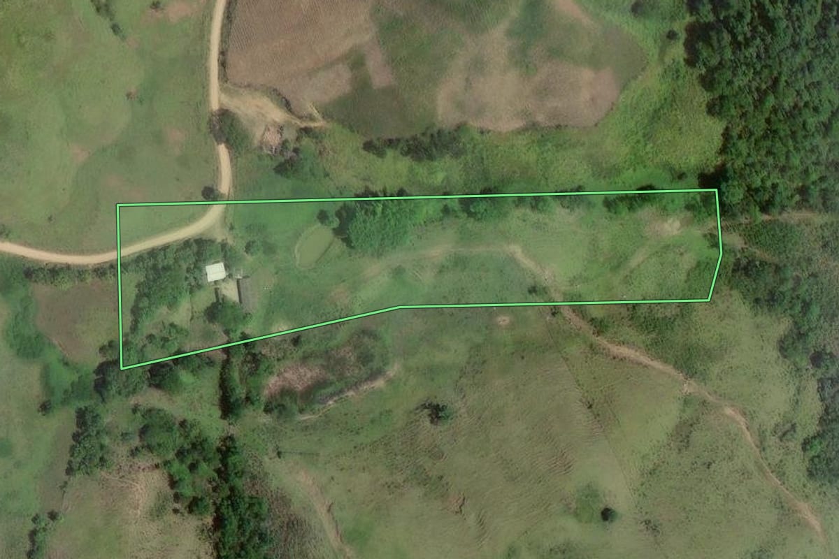 Imagem de satélite do imóvel rural em Cerro Azul (PR), com o contorno declarado no CAR desenhado por cima.