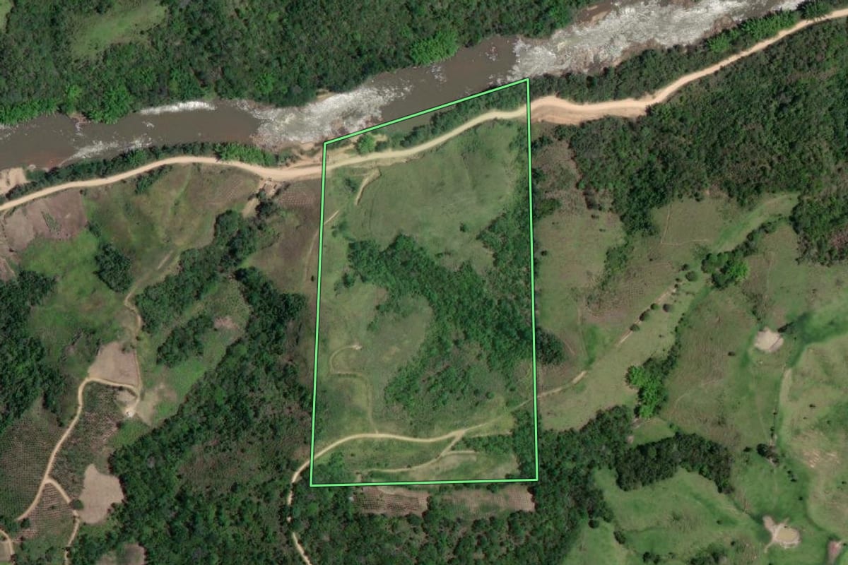 Imagem de satélite do imóvel rural em Cerro Azul (PR), com o contorno declarado no CAR desenhado por cima.