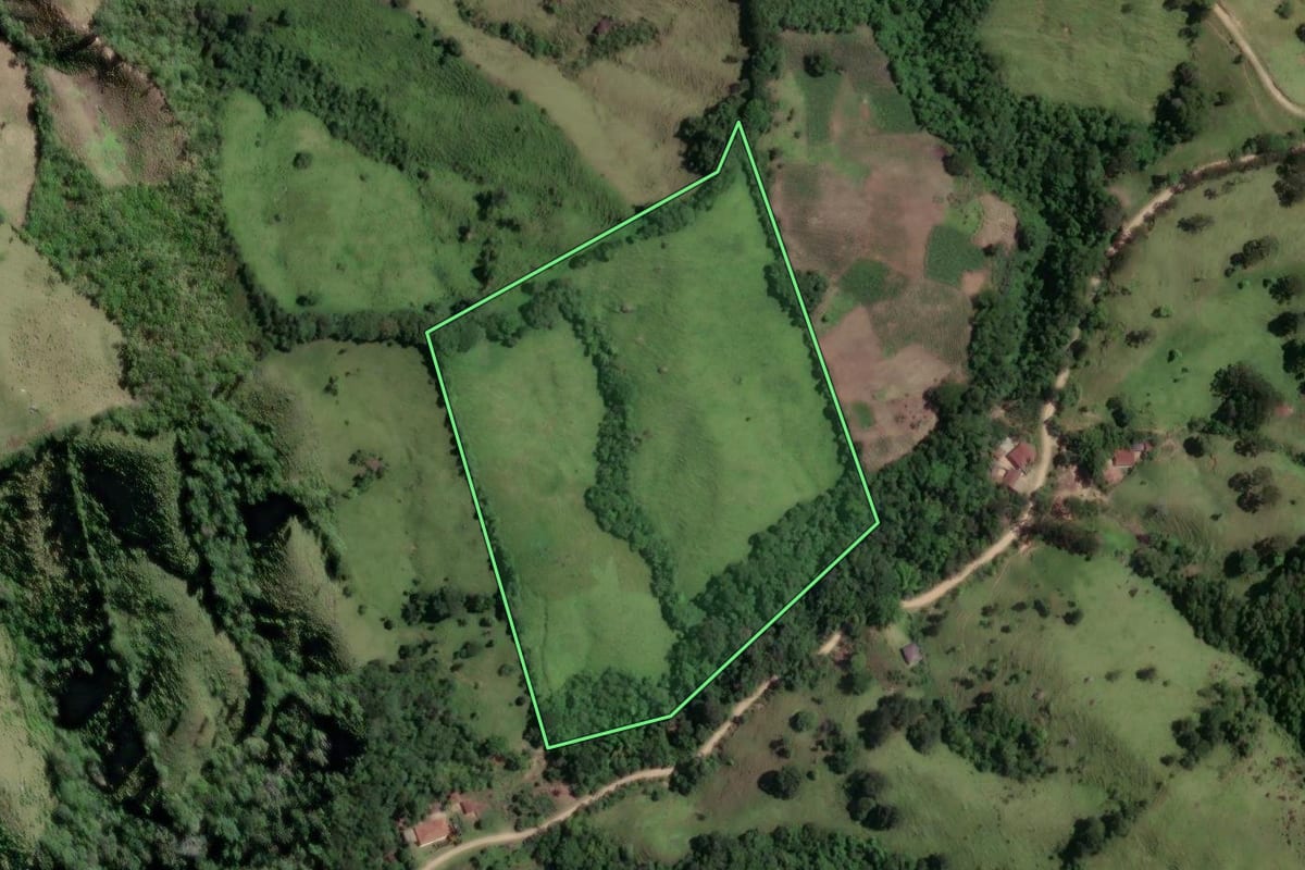 Imagem de satélite do imóvel rural em Cerro Azul (PR), com o contorno declarado no CAR desenhado por cima.