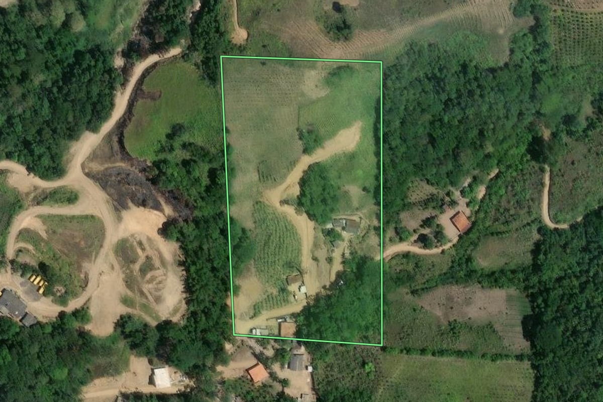 Imagem de satélite do imóvel rural em Cerro Azul (PR), com o contorno declarado no CAR desenhado por cima.