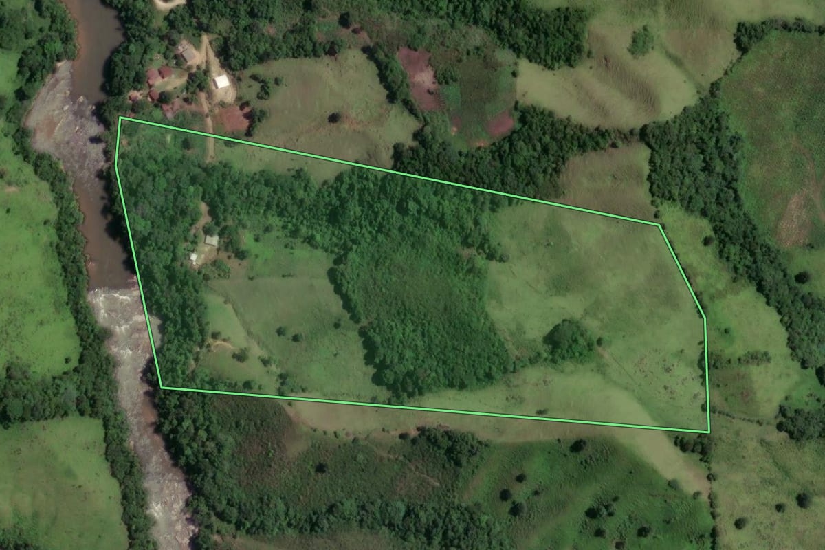 Imagem de satélite do imóvel rural em Cerro Azul (PR), com o contorno declarado no CAR desenhado por cima.