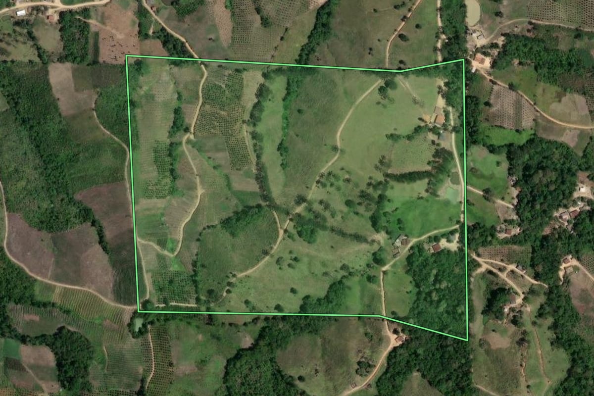 Imagem de satélite do imóvel rural em Cerro Azul (PR), com o contorno declarado no CAR desenhado por cima.