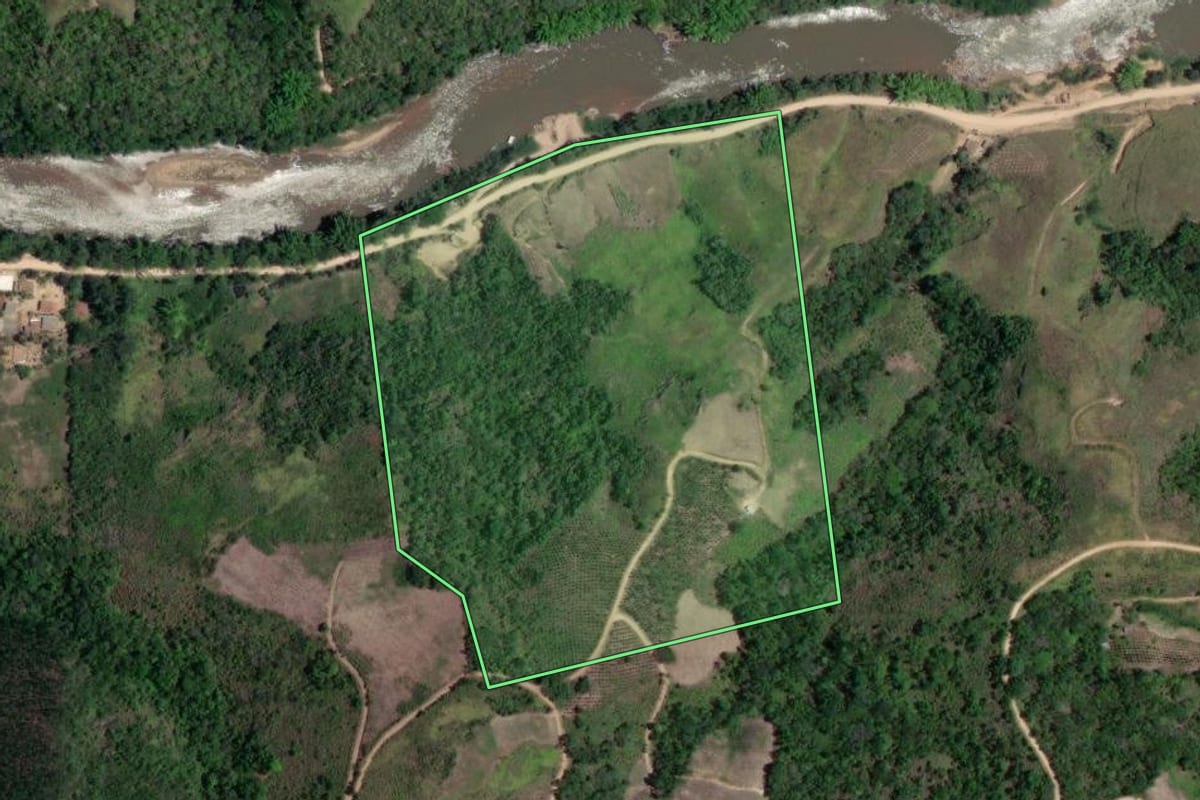 Imagem de satélite do imóvel rural em Cerro Azul (PR), com o contorno declarado no CAR desenhado por cima.