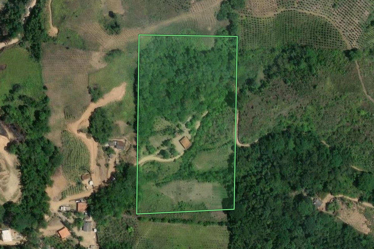 Imagem de satélite do imóvel rural em Cerro Azul (PR), com o contorno declarado no CAR desenhado por cima.