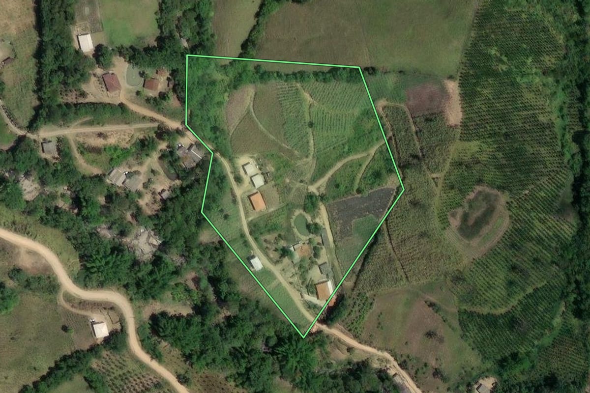 Imagem de satélite do imóvel rural em Cerro Azul (PR), com o contorno declarado no CAR desenhado por cima.