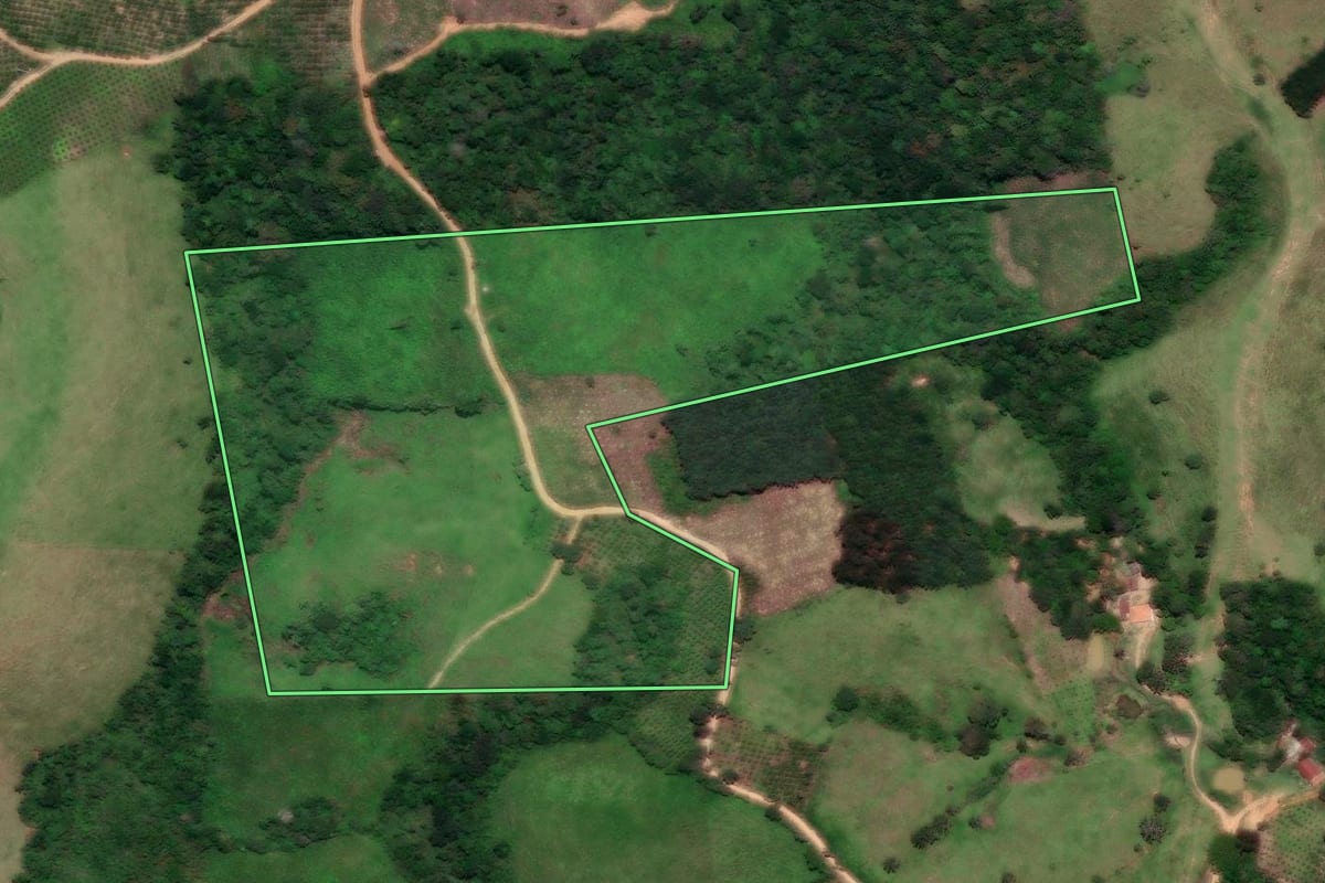 Imagem de satélite do imóvel rural em Cerro Azul (PR), com o contorno declarado no CAR desenhado por cima.