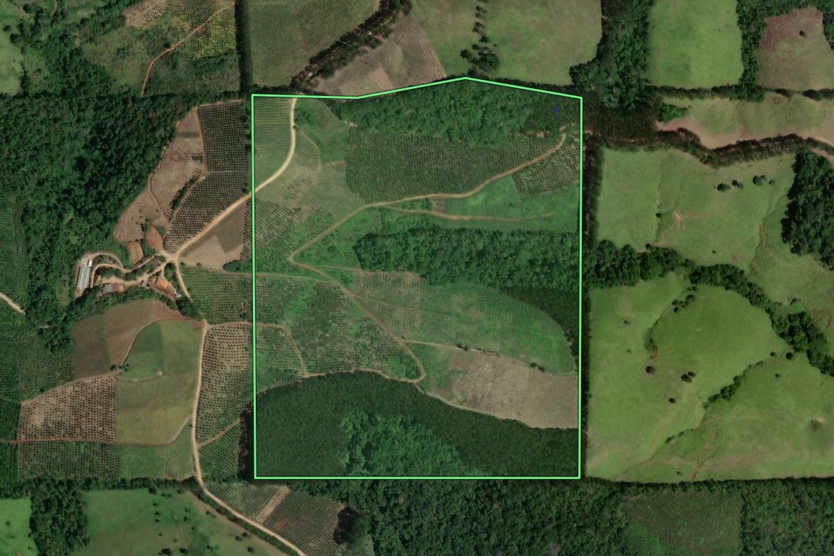Imagem de satélite do imóvel rural em Cerro Azul (PR), com o contorno declarado no CAR desenhado por cima.