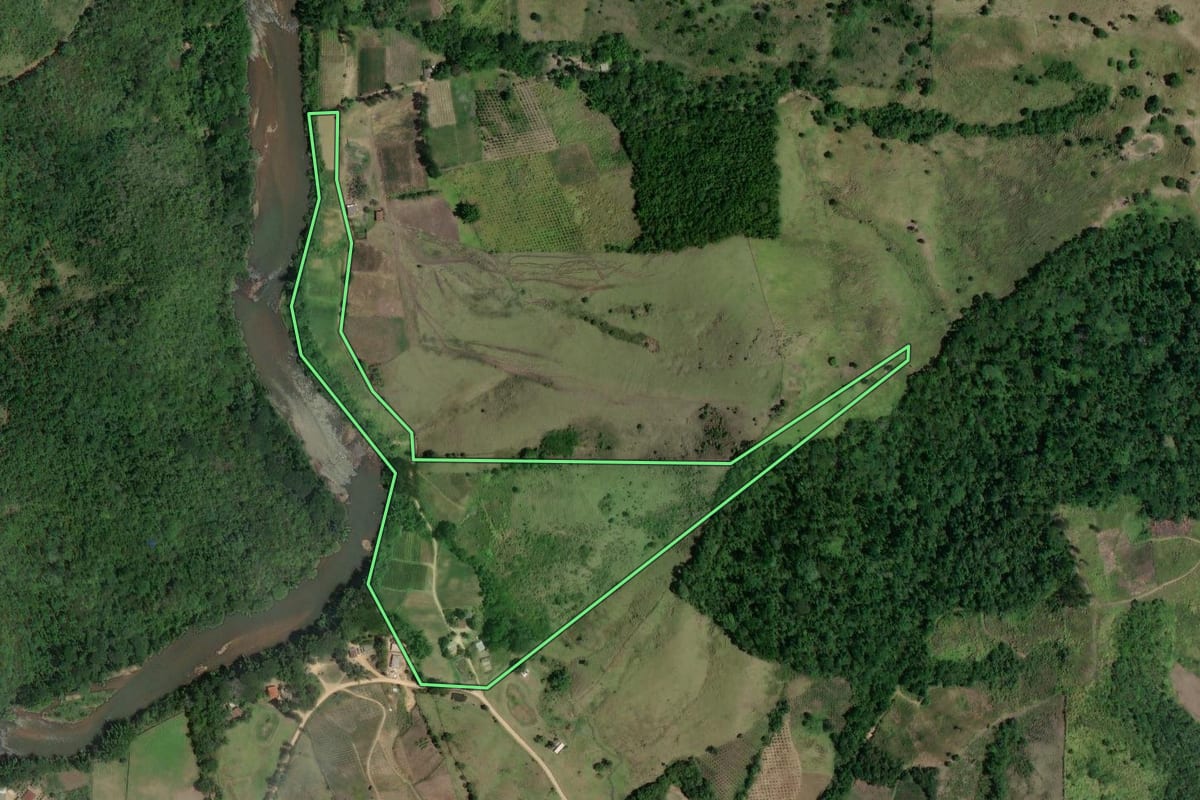 Imagem de satélite do imóvel rural em Cerro Azul (PR), com o contorno declarado no CAR desenhado por cima.